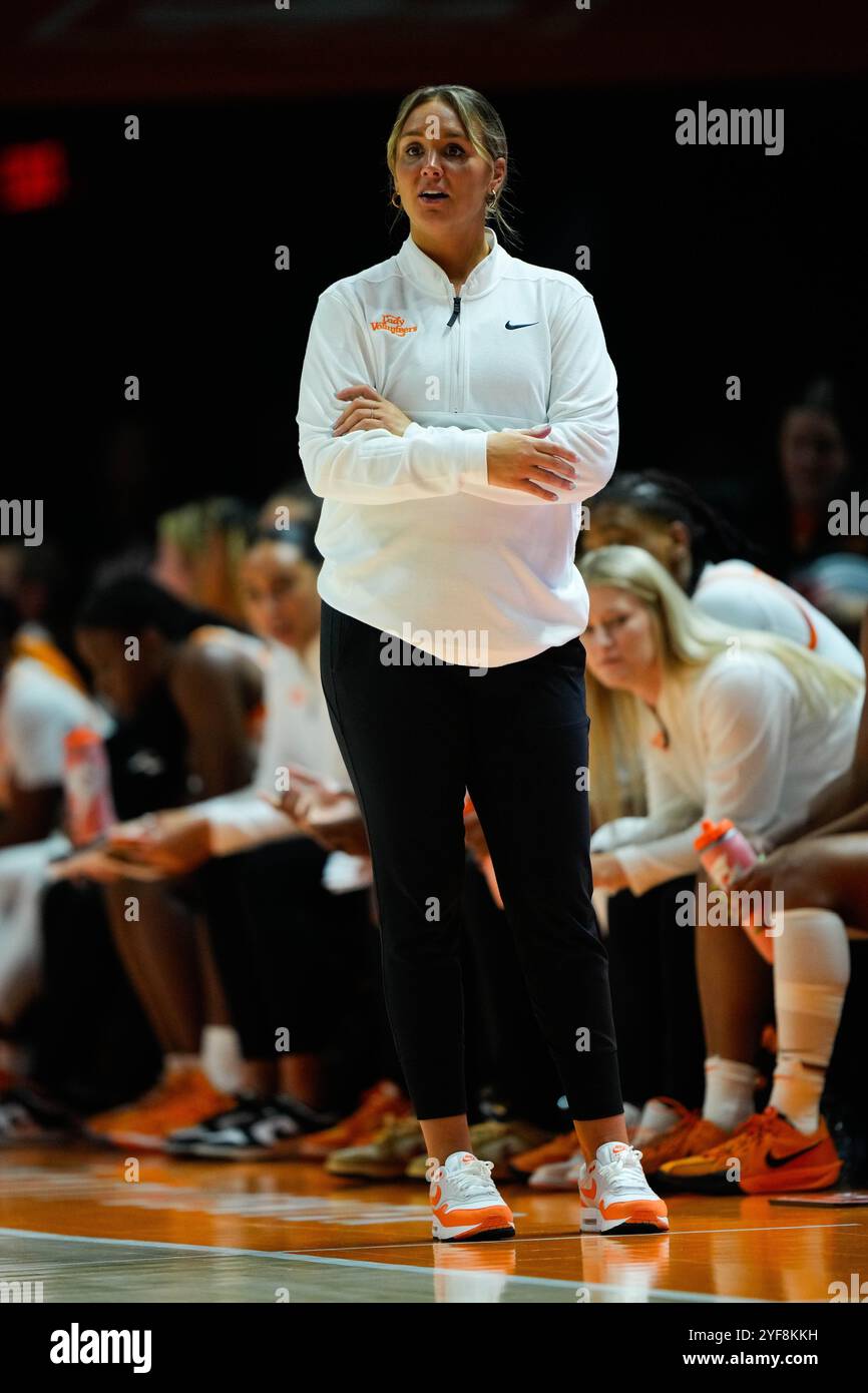 31 ottobre 2024: Capo-allenatore Kim Caldwell dei Tennessee Lady Vols durante la partita di basket NCAA tra la University of Tennessee Lady Volunteers e i Carson Newman Eagles alla Thompson Boling Arena di Knoxville Tennessee Tim Gangloff/CSM Foto Stock