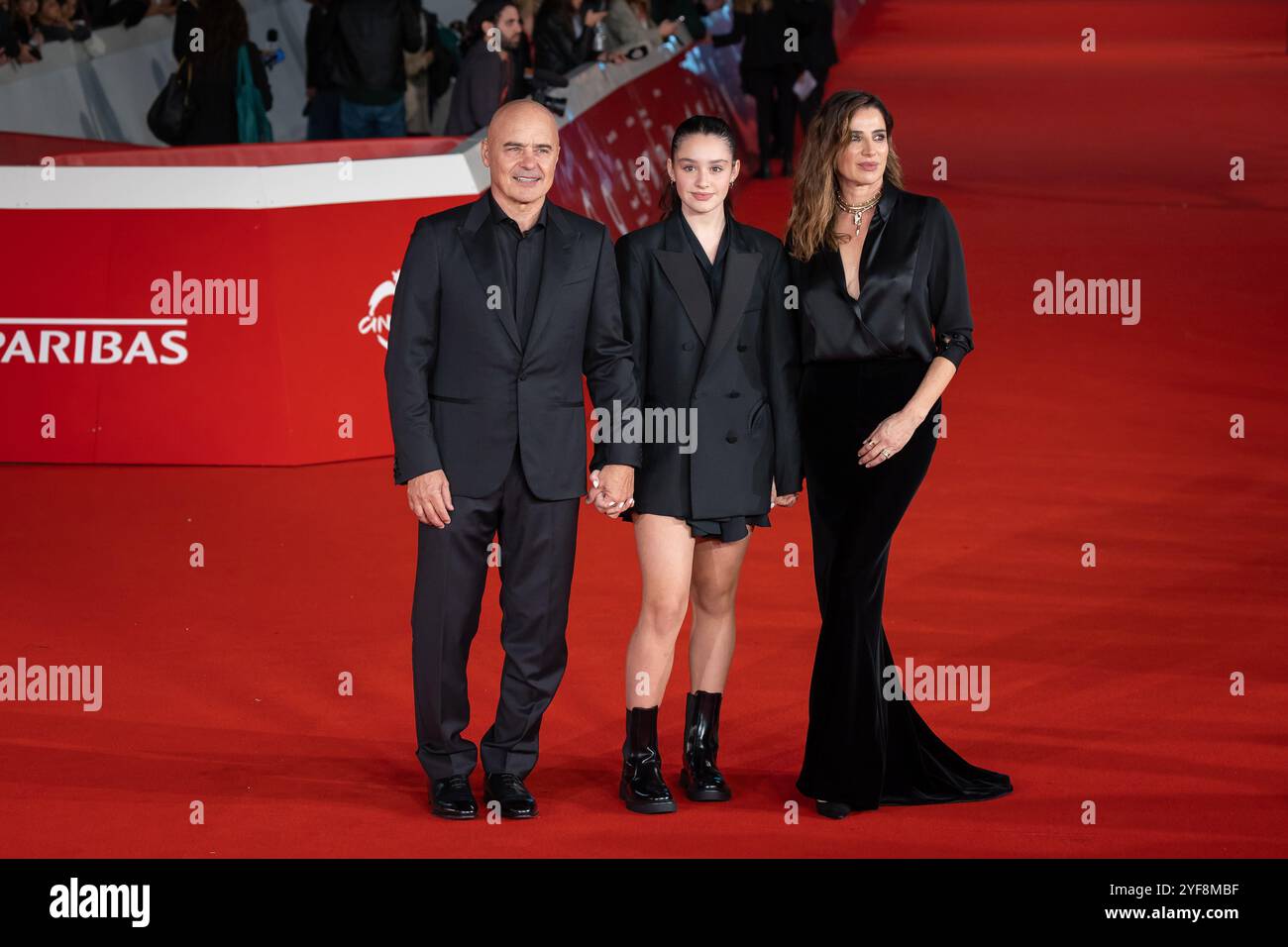 Roma, RM, Italia. 26 ottobre 2024. Gli attori italiani Luisa Ranieri e Luca Zingaretti insieme alla figlia Emma Zingaretti partecipano al Red carpet durante il 19° Festival del Cinema di Roma all'Auditorium Parco della musica. (Credit Image: © Gennaro Leonardi/Pacific Press via ZUMA Press Wire) SOLO PER USO EDITORIALE! Non per USO commerciale! Foto Stock