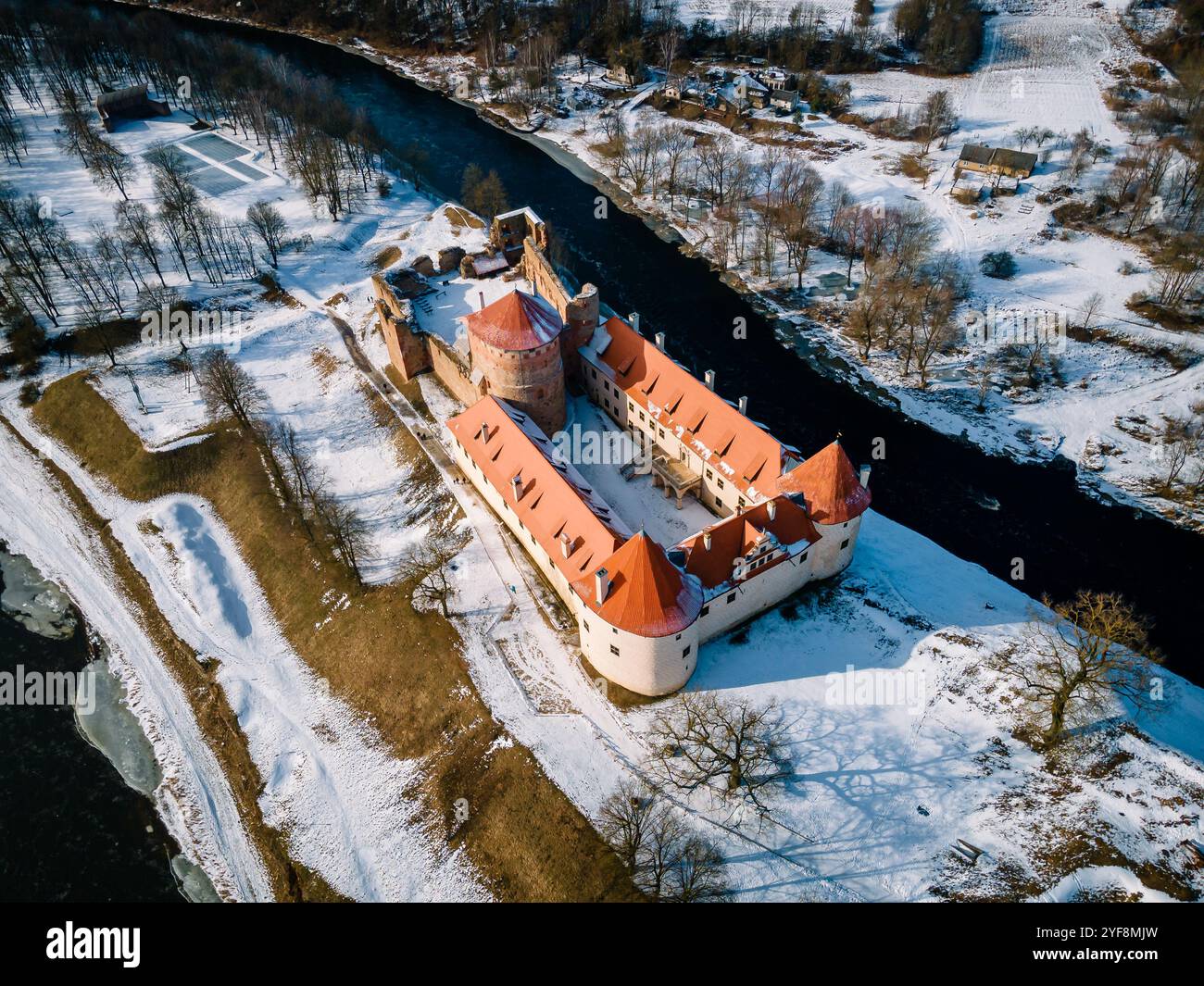 Castello di Bauska storico monumento lettone dal drone. Rovine del castello e architettura sontuosa Foto Stock