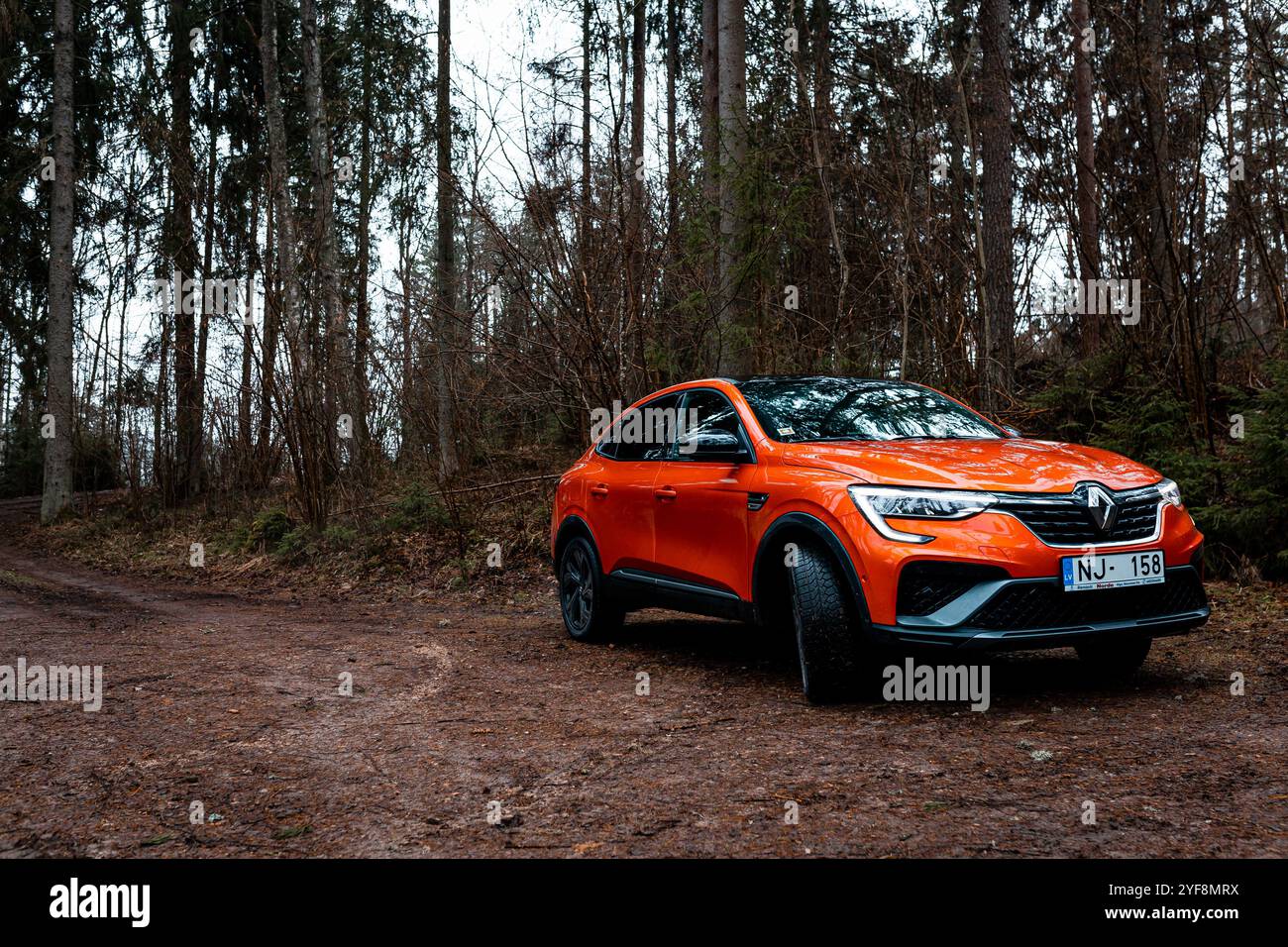 La nuova Renault Arkana RS-line Valencia Orange è un SUV crossover compatto ibrido e-tech. Foto Stock