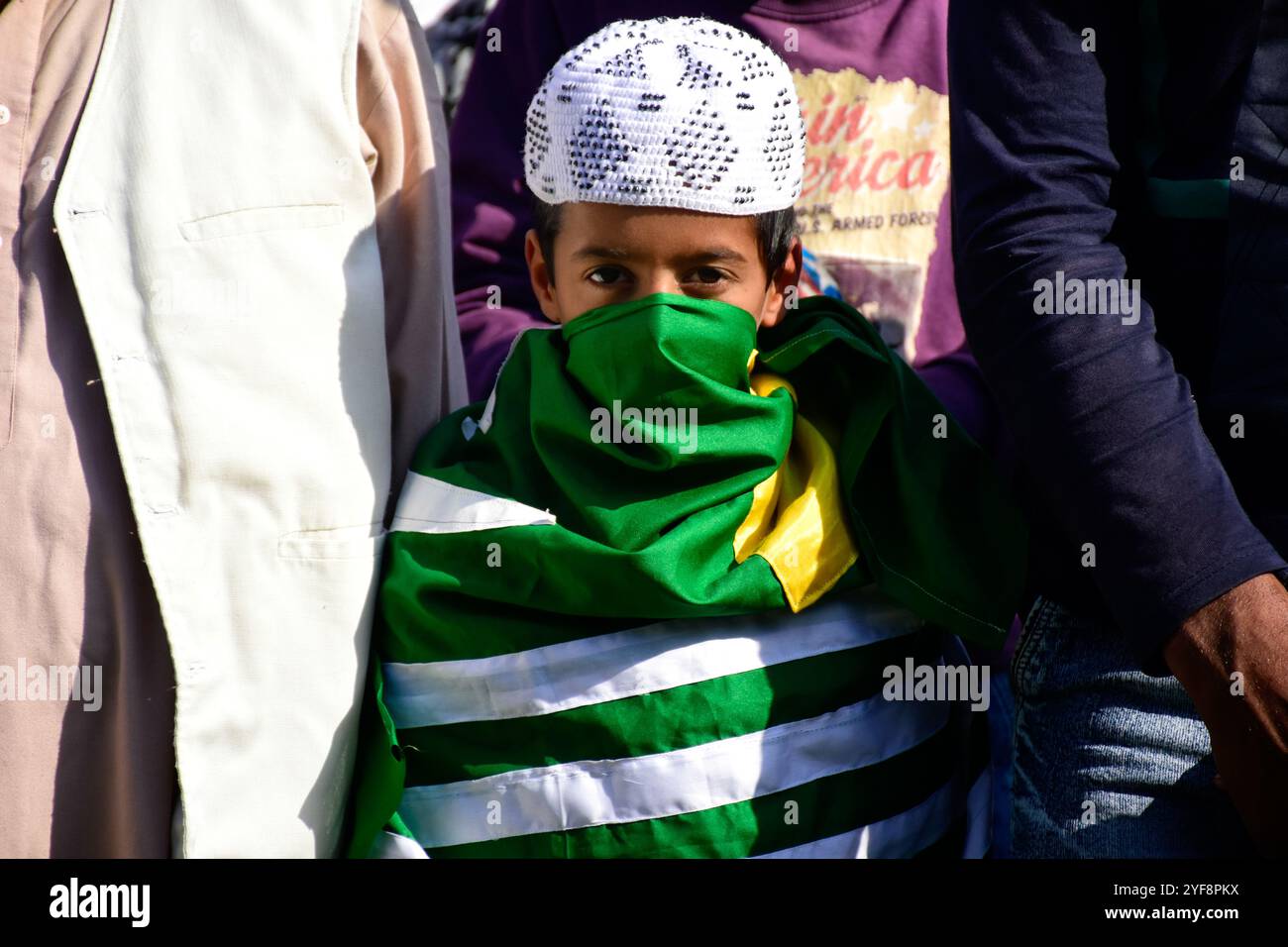 Srinagar, Kashmir. 11 ottobre 2019. Le proteste scoppiarono a Srinagar, nel Kashmir amministrato dall'India, venerdì dopo venerdì preghiere contro la soppressione dell'articolo 370 che garantiva uno status speciale allo stato del Jammu e del Kashmir. I manifestanti, compresi i bambini, hanno cantato slogan e sollevato striscioni che chiedono libertà e autodeterminazione, chiedono anche la fine delle restrizioni, e che le Nazioni Unite portino una soluzione alla crisi. I manifestanti hanno anche chiesto il rilascio dei leader politici del Kashmir arrestati come parte del blocco della sicurezza. Questo venerdì è stato il 68 ° giorno consecutivo di l Foto Stock