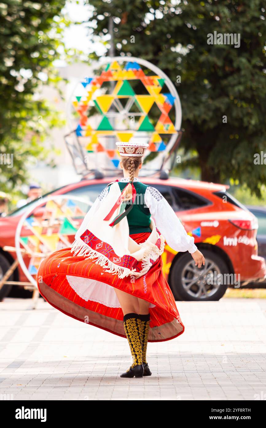 Giovani in costumi nazionali lettoni al Festival lettone della canzone e della danza Foto Stock