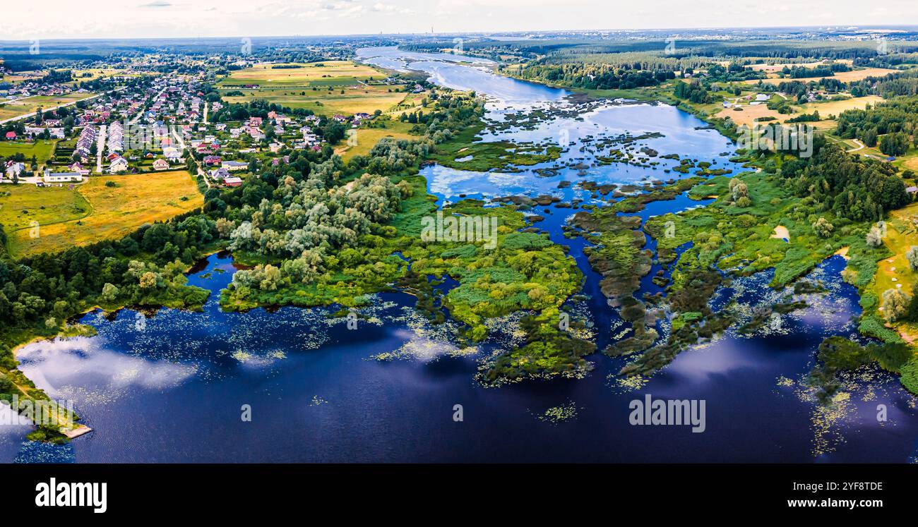 Vista aerea del fiume Daugava in Lettonia nel verde estivo Foto Stock