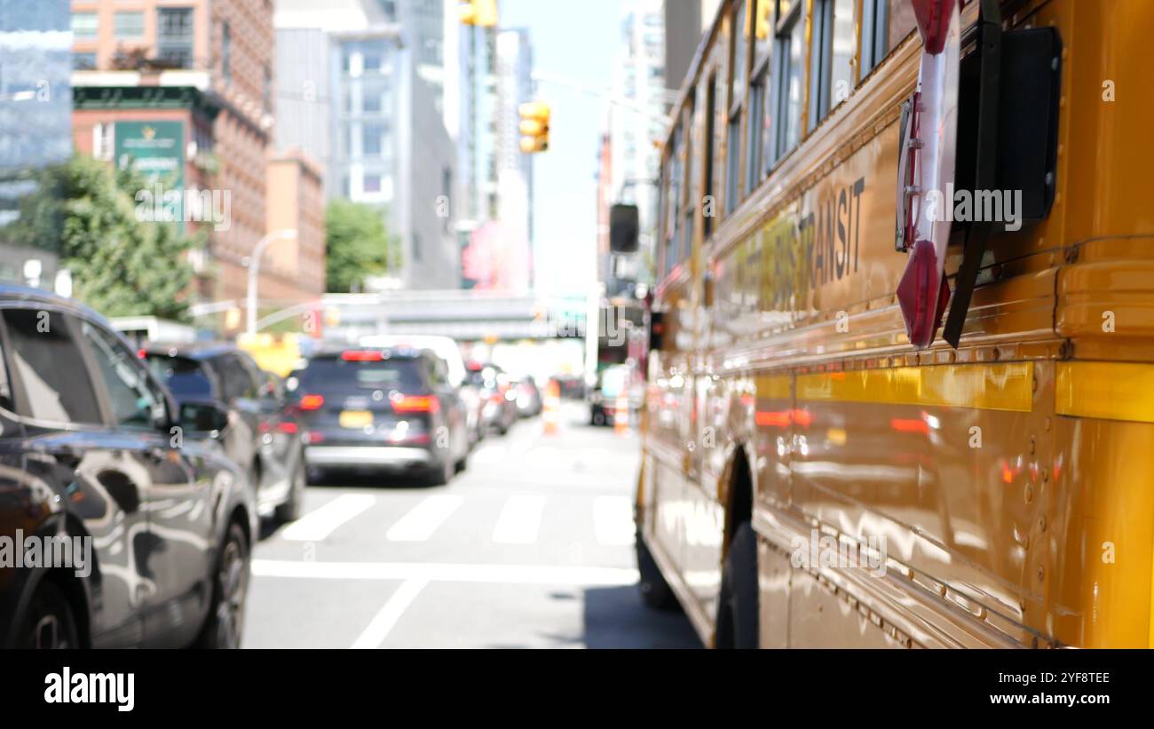 Scuolabus giallo su New York Manhattan Street, scuolabus sulla trafficata strada cittadina. Educazione e trasporto per bambini, USA. Navetta per la scuola americana nel traffico, 10 avenue Chelsea, Stati Uniti. Foto Stock