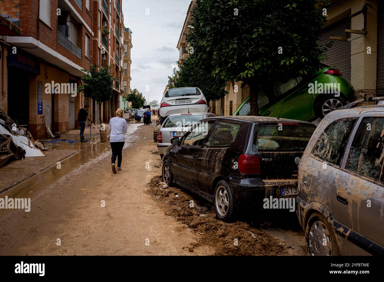 Paiporta, Spagna. 3 novembre 2024. Auto distrutte e macerie si accumulano nelle strade a causa delle inondazioni. Più di 200 persone sono state uccise in inondazioni improvvise che hanno colpito l'area intorno a Valencia, in particolare le città di Paiporta, Sedavì e Benatusser, in quella che è considerata la peggiore catastrofe naturale della storia spagnola e una delle peggiori della storia europea. Le inondazioni sono state causate da un fenomeno atmosferico noto come Dana. Con molti corpi ancora sotto le macerie, il numero delle vittime dovrebbe aumentare. Credito: SOPA Images Limited/Alamy Live News Foto Stock