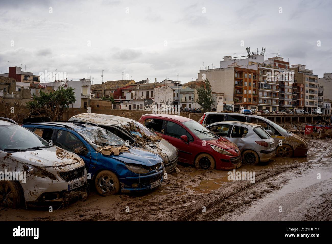 Paiporta, Spagna. 3 novembre 2024. Auto distrutte e macerie si accumulano nelle strade a causa delle inondazioni. Più di 200 persone sono state uccise in inondazioni improvvise che hanno colpito l'area intorno a Valencia, in particolare le città di Paiporta, Sedavì e Benatusser, in quella che è considerata la peggiore catastrofe naturale della storia spagnola e una delle peggiori della storia europea. Le inondazioni sono state causate da un fenomeno atmosferico noto come Dana. Con molti corpi ancora sotto le macerie, il numero delle vittime dovrebbe aumentare. Credito: SOPA Images Limited/Alamy Live News Foto Stock