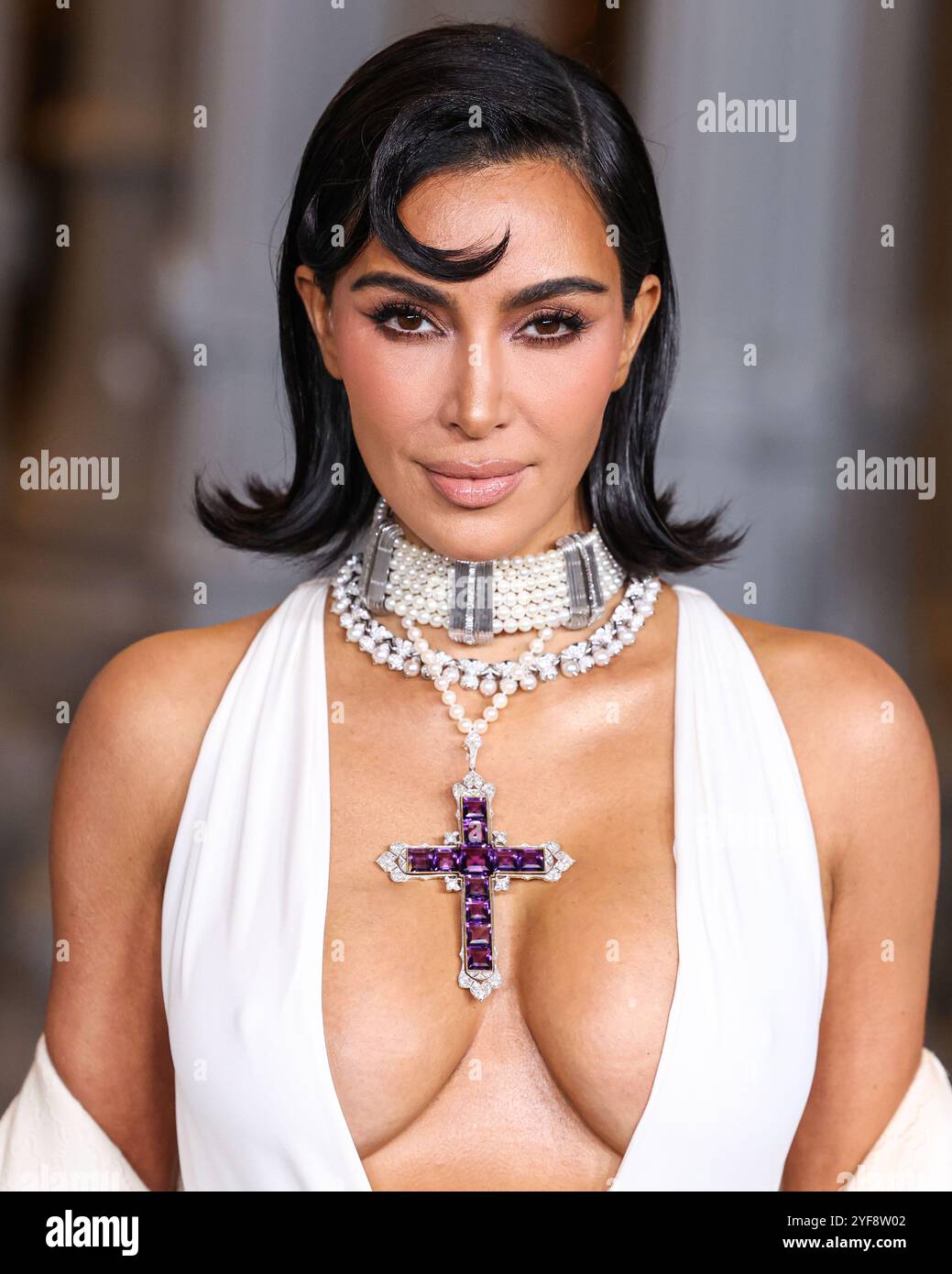 MIRACLE MILE, LOS ANGELES, CALIFORNIA, USA - 2 NOVEMBRE: Kim Kardashian indossa un abito e un cappotto Gucci personalizzati con un girocollo di perle di Tallarico, una collana di perle di Bvlgari e diamanti e la croce ametista della principessa Diana arriva al 13° LACMA Art + Film Gala 2024 presentato da Gucci tenuto al Los Angeles County Museum of Art il 2 novembre 2024 a Miracle Mile, Los Angeles, California, Stati Uniti. (Foto di Xavier Collin/Image Press Agency) Foto Stock