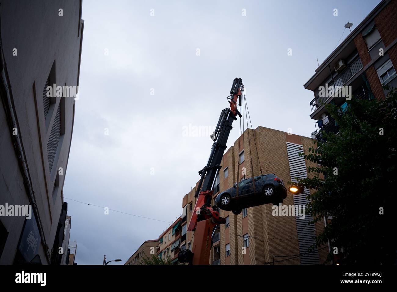 Paiporta, Spagna. 3 novembre 2024. Si vede una gru che rimuove le auto dalle strade. Più di 200 persone sono state uccise in inondazioni improvvise che hanno colpito l'area intorno a Valencia, in particolare le città di Paiporta, Sedavì e Benatusser, in quella che è considerata la peggiore catastrofe naturale della storia spagnola e una delle peggiori della storia europea. Le inondazioni sono state causate da un fenomeno atmosferico noto come Dana. Con molti corpi ancora sotto le macerie, il numero delle vittime dovrebbe aumentare. Credito: SOPA Images Limited/Alamy Live News Foto Stock