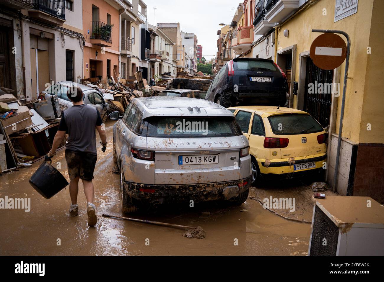 Paiporta, Spagna. 3 novembre 2024. Auto distrutte e macerie si accumulano nelle strade a causa delle inondazioni. Più di 200 persone sono state uccise in inondazioni improvvise che hanno colpito l'area intorno a Valencia, in particolare le città di Paiporta, Sedavì e Benatusser, in quella che è considerata la peggiore catastrofe naturale della storia spagnola e una delle peggiori della storia europea. Le inondazioni sono state causate da un fenomeno atmosferico noto come Dana. Con molti corpi ancora sotto le macerie, il numero delle vittime dovrebbe aumentare. Credito: SOPA Images Limited/Alamy Live News Foto Stock