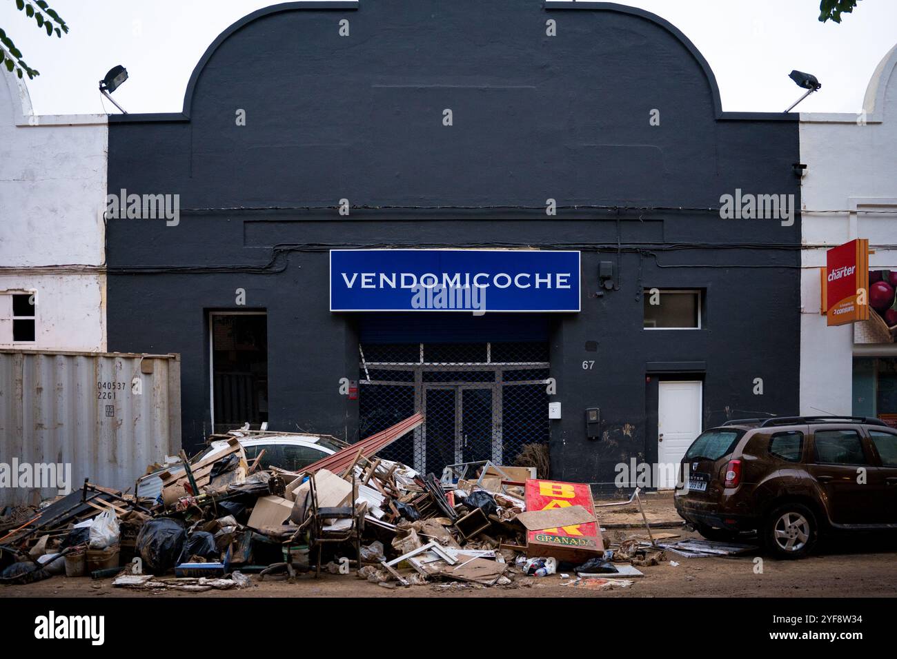Paiporta, Spagna. 3 novembre 2024. Auto distrutte e macerie si accumulano nelle strade a causa delle inondazioni. Più di 200 persone sono state uccise in inondazioni improvvise che hanno colpito l'area intorno a Valencia, in particolare le città di Paiporta, Sedavì e Benatusser, in quella che è considerata la peggiore catastrofe naturale della storia spagnola e una delle peggiori della storia europea. Le inondazioni sono state causate da un fenomeno atmosferico noto come Dana. Con molti corpi ancora sotto le macerie, il numero delle vittime dovrebbe aumentare. Credito: SOPA Images Limited/Alamy Live News Foto Stock