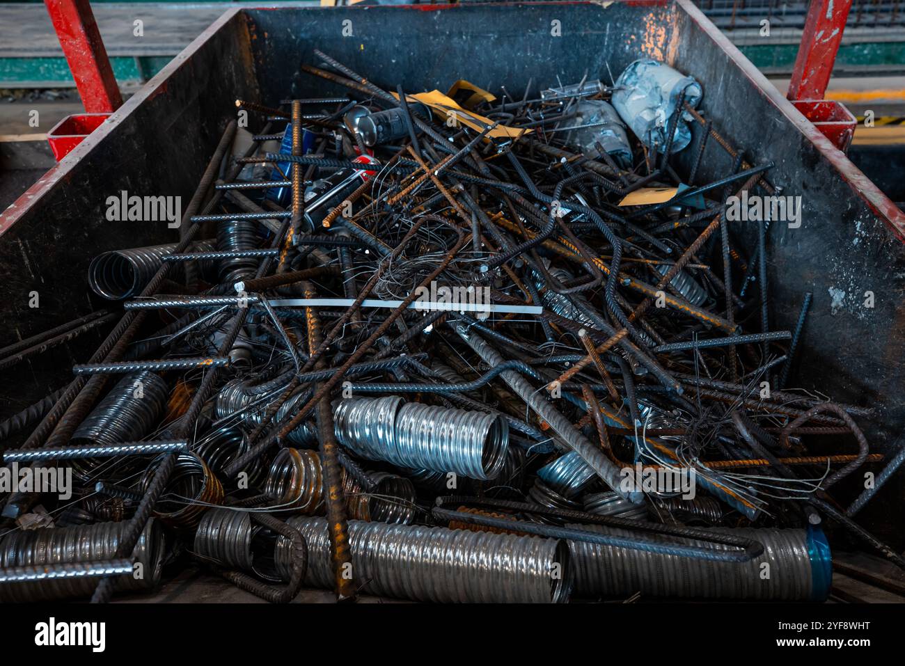 Rottami metallici del processo di produzione. Pile di rifiuti di acciaio preparati per il riciclaggio. Foto Stock