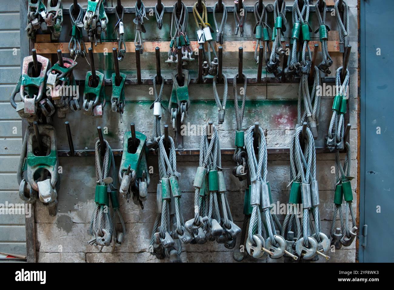 Cavo in acciaio inox, con anse e morsetti in rame in fabbrica Foto Stock