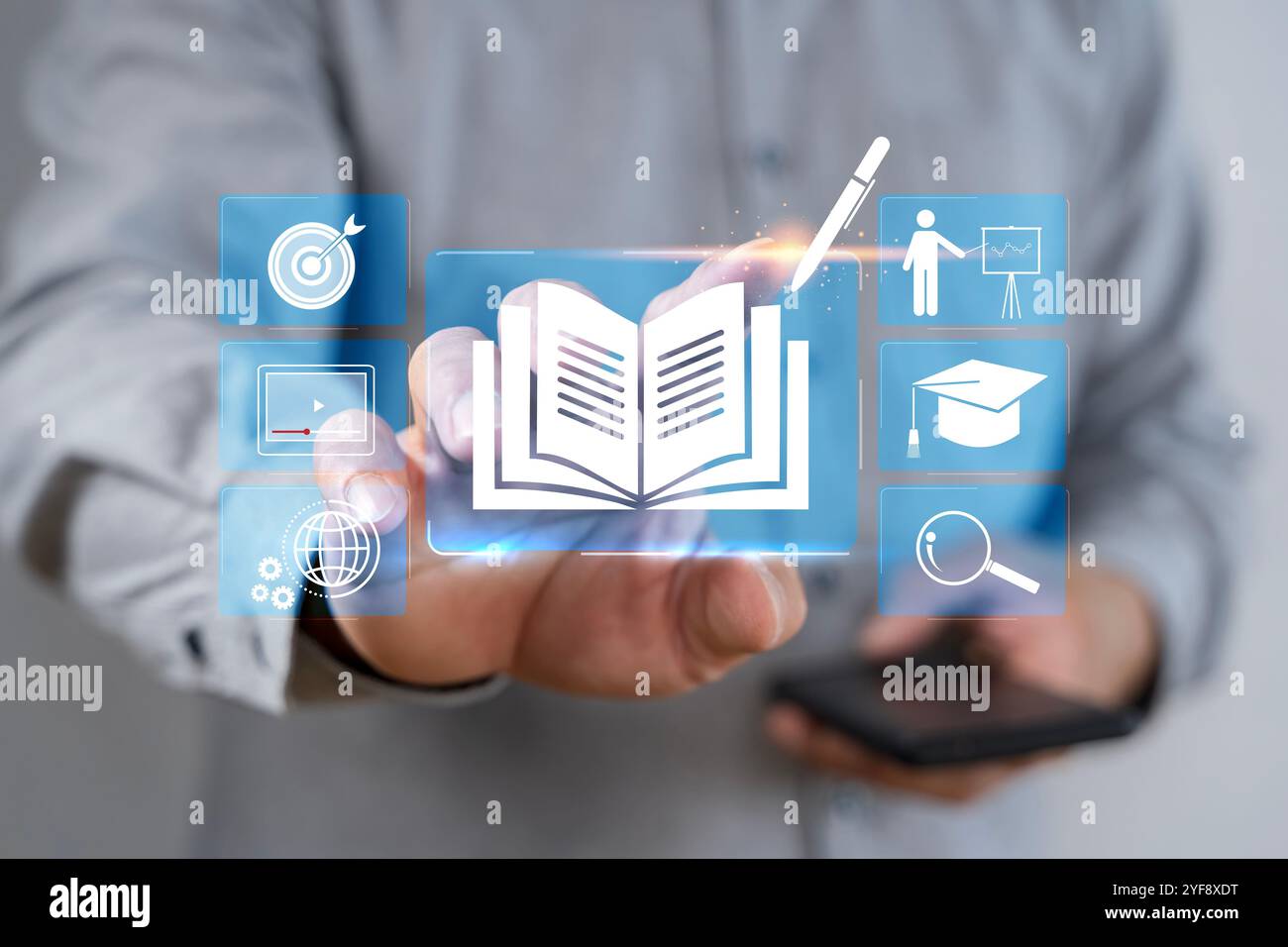 Concetto di e-Library. Persona che utilizza lo smartphone e tocca con mano le icone virtuali degli eBook per libri elettronici online, Knowledge base su Internet, libr digitale Foto Stock