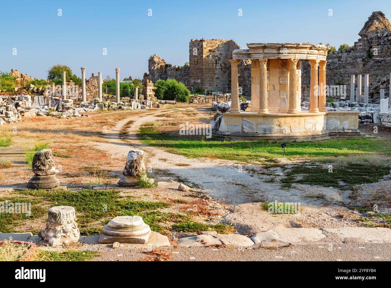 Rovine fantastiche dell'agorà commerciale di Side, in Turchia Foto Stock