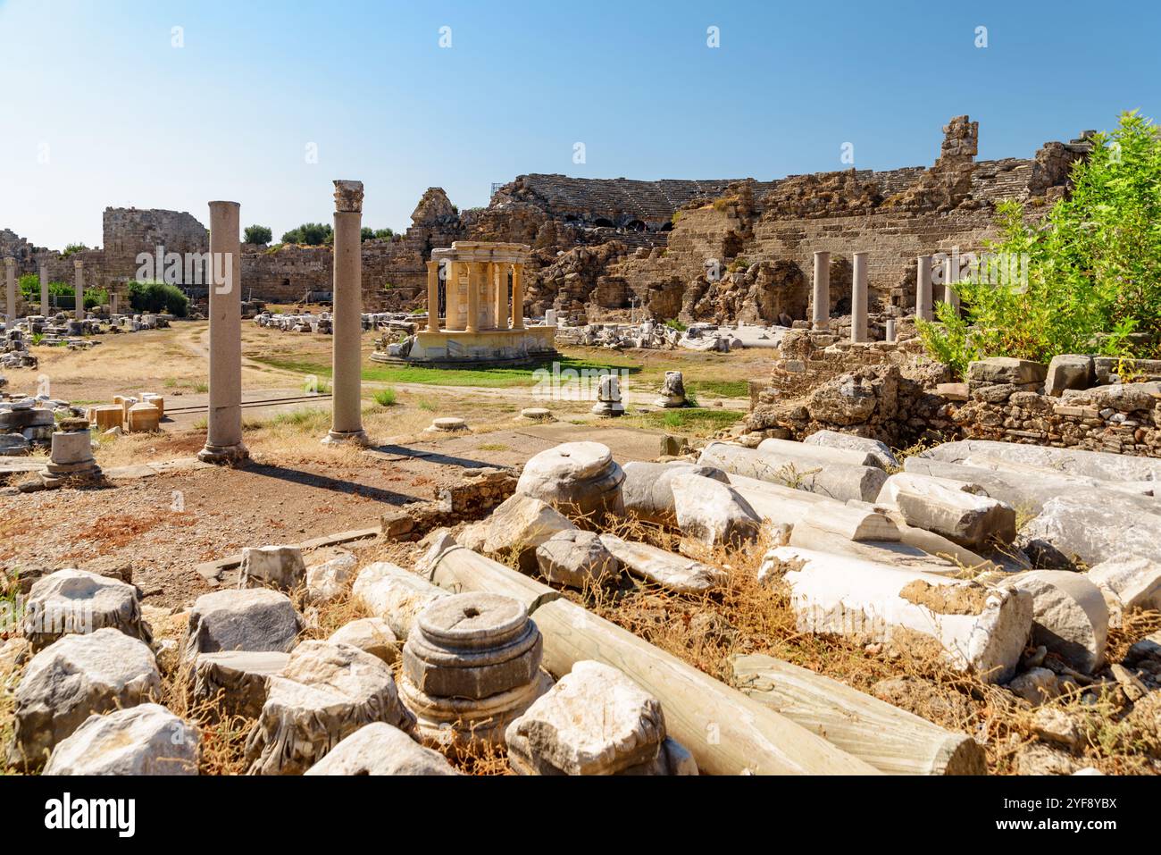 Rovine fantastiche dell'agorà commerciale di Side, in Turchia Foto Stock