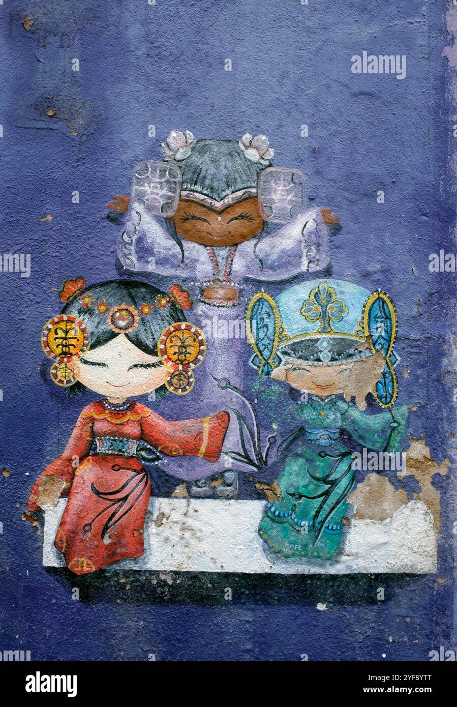 Malaysia: 'Wo ai Nee / The Cultural Girls' del Wall Art Team, Lorong Soo Hong (Soo Hong Lane), Georgetown, Pulau Penang (Penang Island). Le tre ragazze, una cinese, una malese e una indiana, rappresentano i tre principali gruppi etnici di Penang e Malesia. Il Wall Art Team è un gruppo di artisti di Penang specializzati in murales e pavimenti. Foto Stock