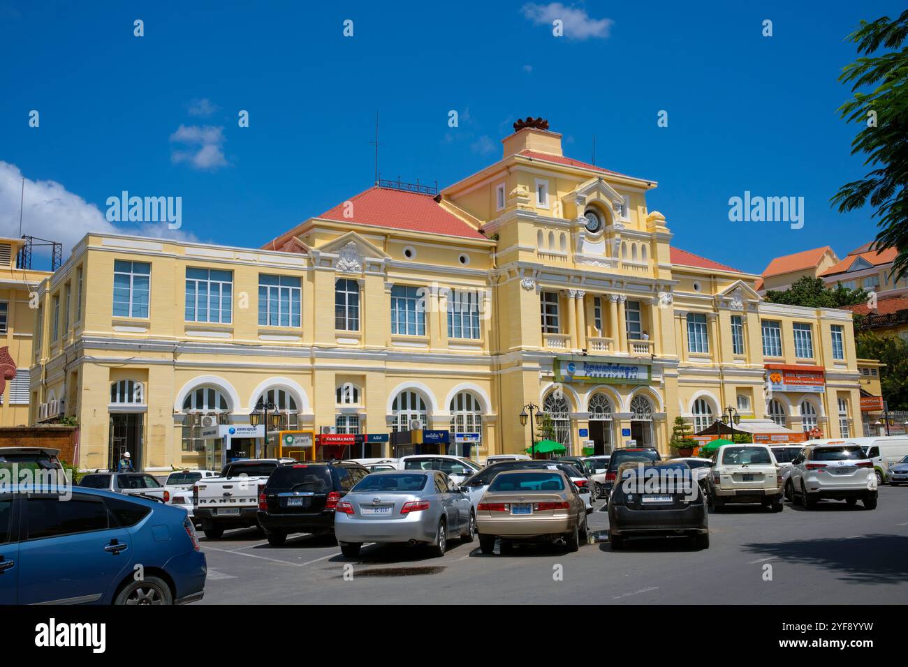 Cambogia: L'ufficio postale centrale del periodo coloniale francese del XIX secolo a Phnom Penh, progettato dall'urbanista e architetto francese Daniel Fabre. Phnom Penh si trova sul lato occidentale del fiume Mekong, nel punto in cui è Unito dal fiume SAP e si divide nel fiume Bassac, creando un punto di incontro di quattro grandi corsi d'acqua conosciuti in Cambogia come Chatomuk o "quattro facce". È stata fondamentale per la vita cambogiana da poco dopo l'abbandono di Angkor a metà del XIV secolo ed è stata la capitale dal 1866. Foto Stock