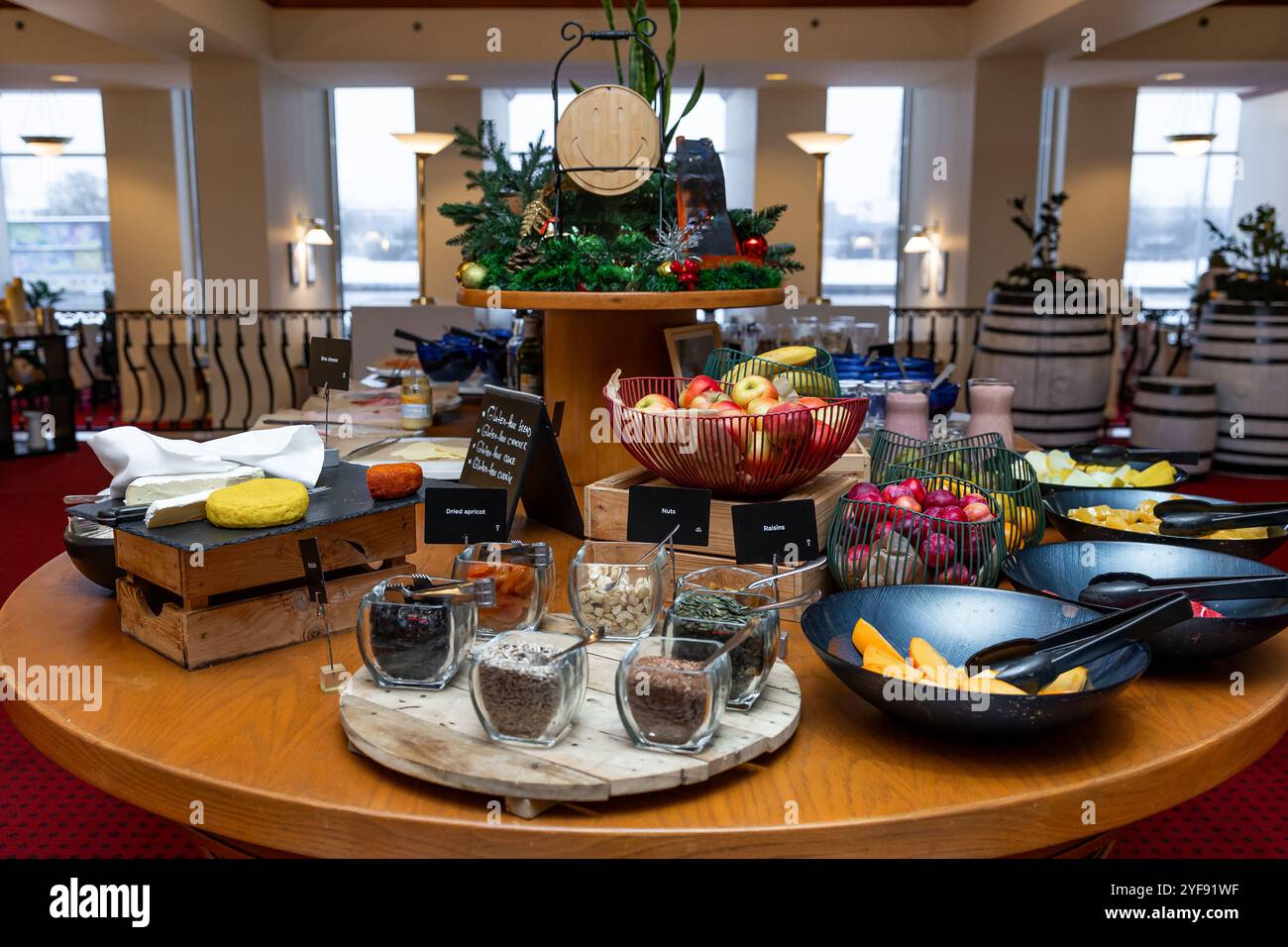 Lussuosa colazione a buffet in hotel con una varietà di opzioni salutari Foto Stock