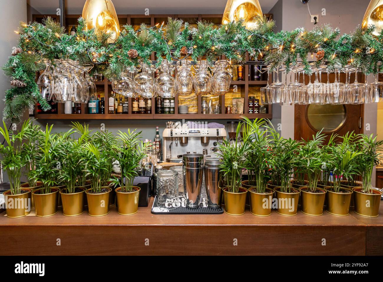Il Bar dell'hotel è decorato con ghirlande natalizie ed elegante allestimento in vetro Foto Stock