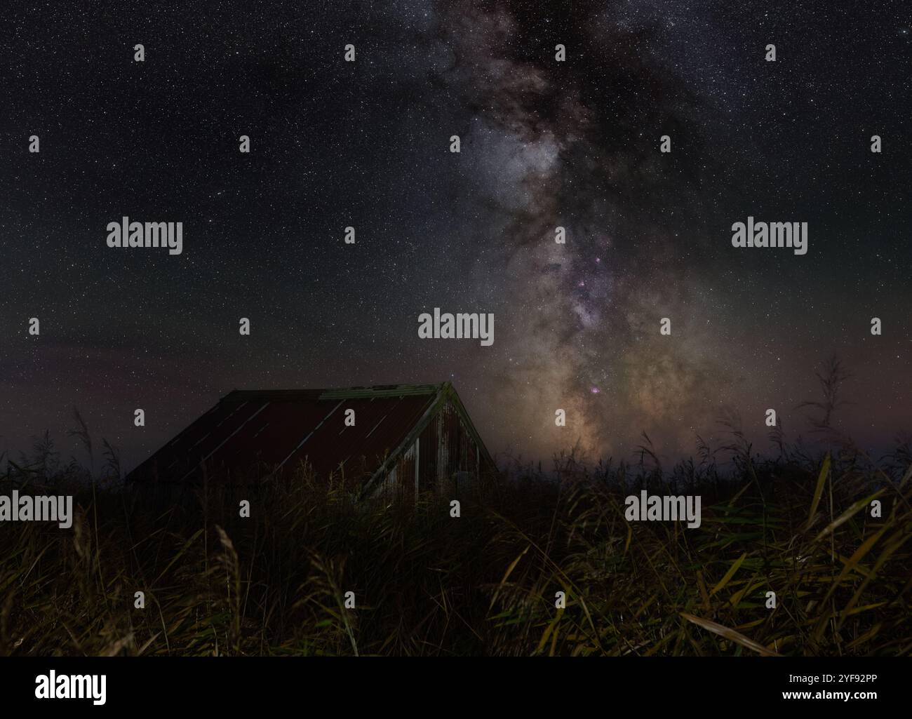 La via Lattea che si innalza su un vecchio fienile sui Norfolk Broads Foto Stock