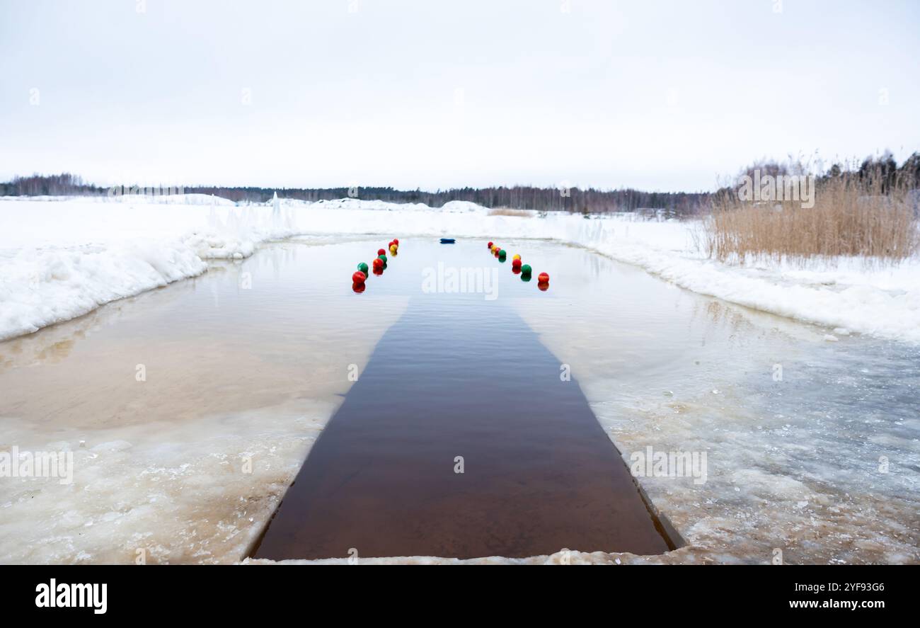 Tranquilla piscina invernale caratterizzata da boe colorate. Gare invernali di nuoto Foto Stock