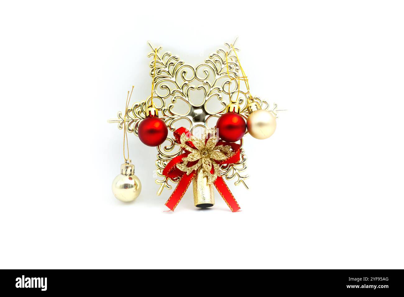 Palline di Natale rosse e dorate e stella. Decorazioni per alberi di Natale. Giocattoli di Natale. Foto su sfondo bianco Foto Stock