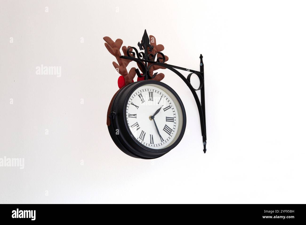 Dettagli ravvicinati dell'orologio nero della città vecchia negli interni di casa su sfondo bianco. Orizzontale Foto Stock