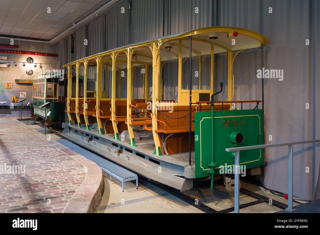 HELSINKI, FINLANDIA - 16 SETTEMBRE 2017: Il tram aperto HRO243 nel museo dei tram Foto Stock