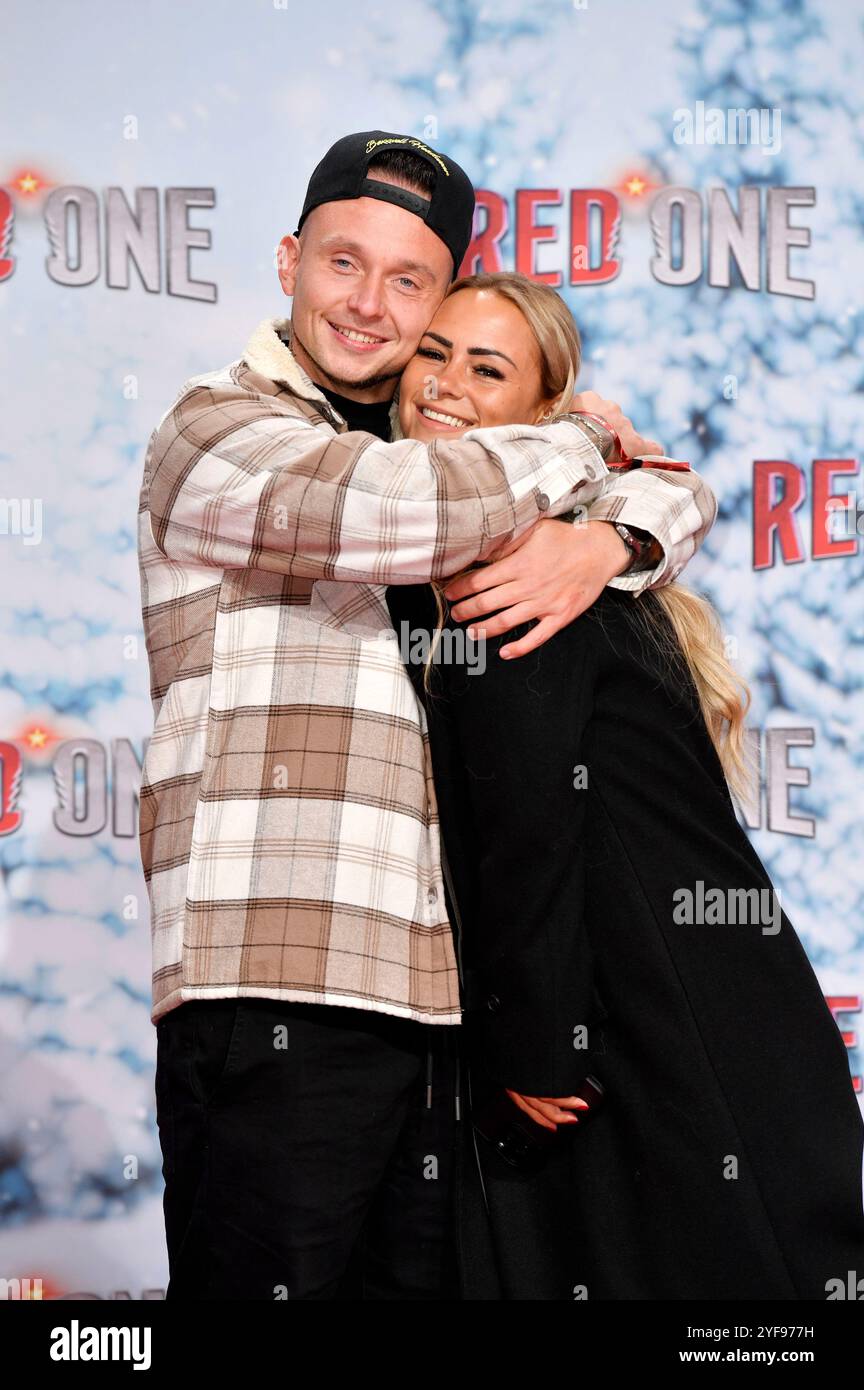 Eugen Kazakov e Dagi Bee bei der Weltpremiere des Kinofilms "Red One - Alarmstufe Weihnachten" im UCI Luxe East Side Gallery. Berlino, 03.11.2024 Foto Stock