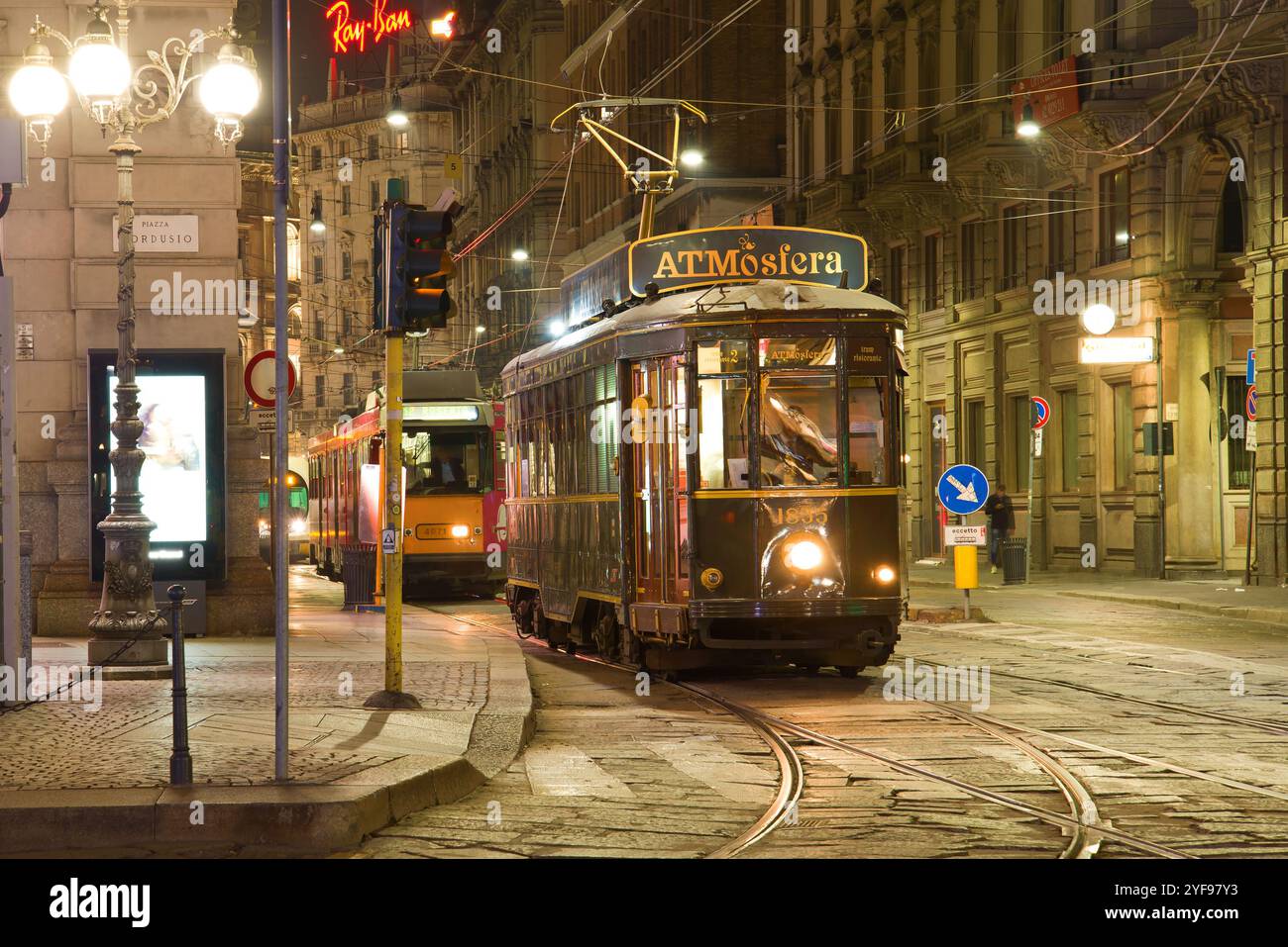 MILANO, ITALIA - 28 SETTEMBRE 2017: Tram retrò sulla strada notturna Foto Stock