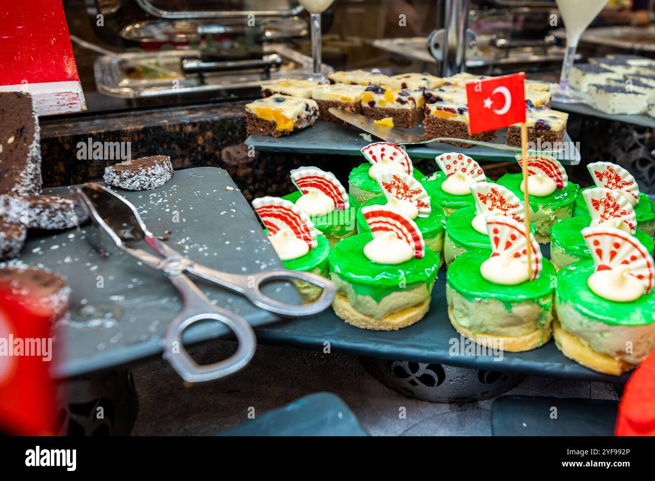 Varietà di dolci in mostra in un lussuoso hotel turco, che mostra i ricchi e deliziosi sapori dei tradizionali dessert turchi Foto Stock