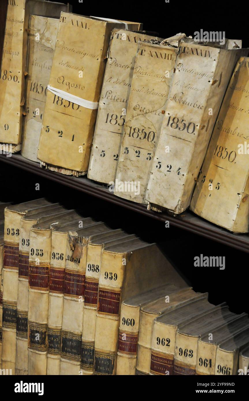 Interno dell'Archivio di Stato di Napoli. Italia Foto Stock