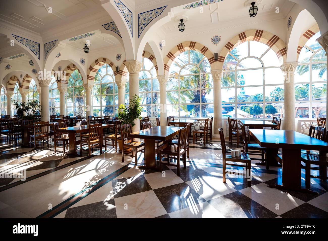 Elegante e lussuosa sala da pranzo dell'hotel, che offre ottimi piatti, un'atmosfera sofisticata e un arredamento grandioso Foto Stock