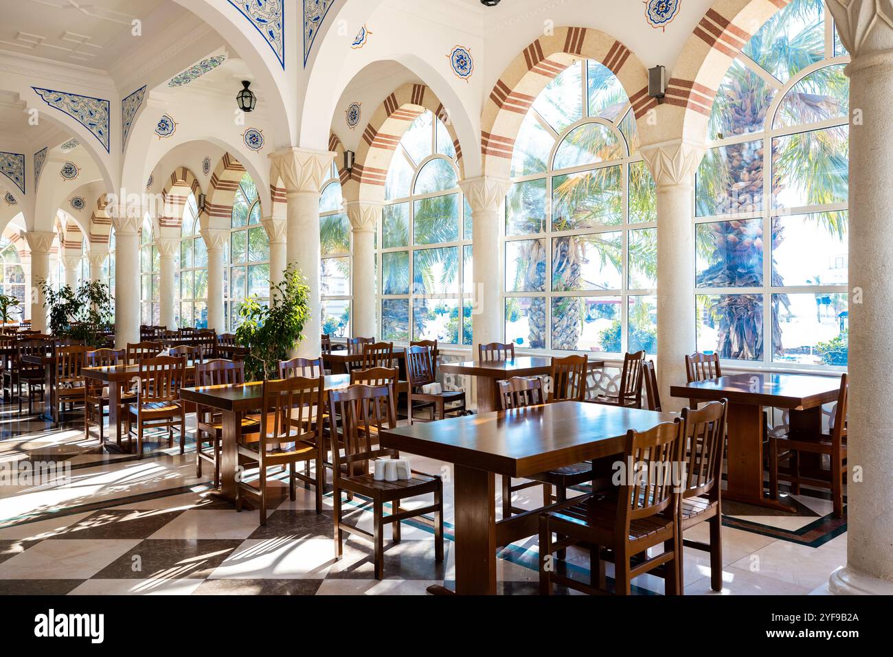 Elegante e lussuosa sala da pranzo dell'hotel, che offre ottimi piatti, un'atmosfera sofisticata e un arredamento grandioso Foto Stock