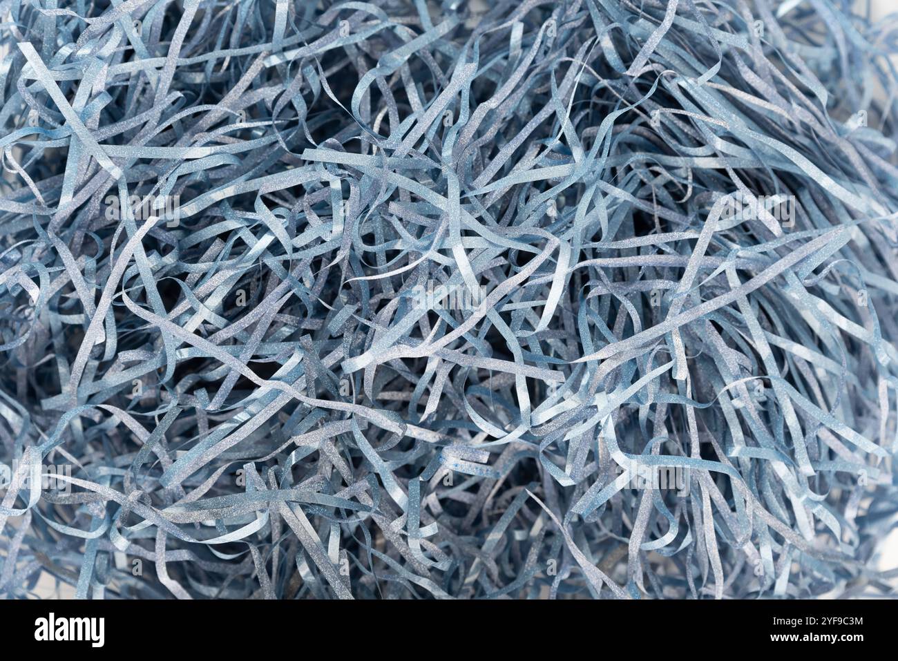 Riempitivo per coriandoli in scatola su sfondo bianco Foto Stock