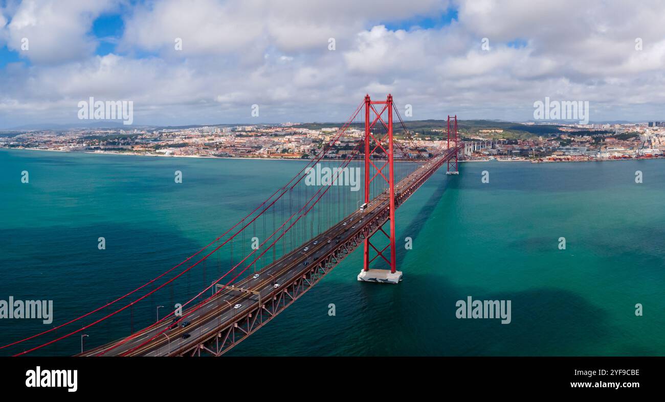 Lisbona, Portogallo Vista del Ponte 25 de Abril, famoso punto di riferimento turistico di Lisbona che collega Lisboa e Almada sulla Penisola di Setubal sul fiume Tago. Foto Stock