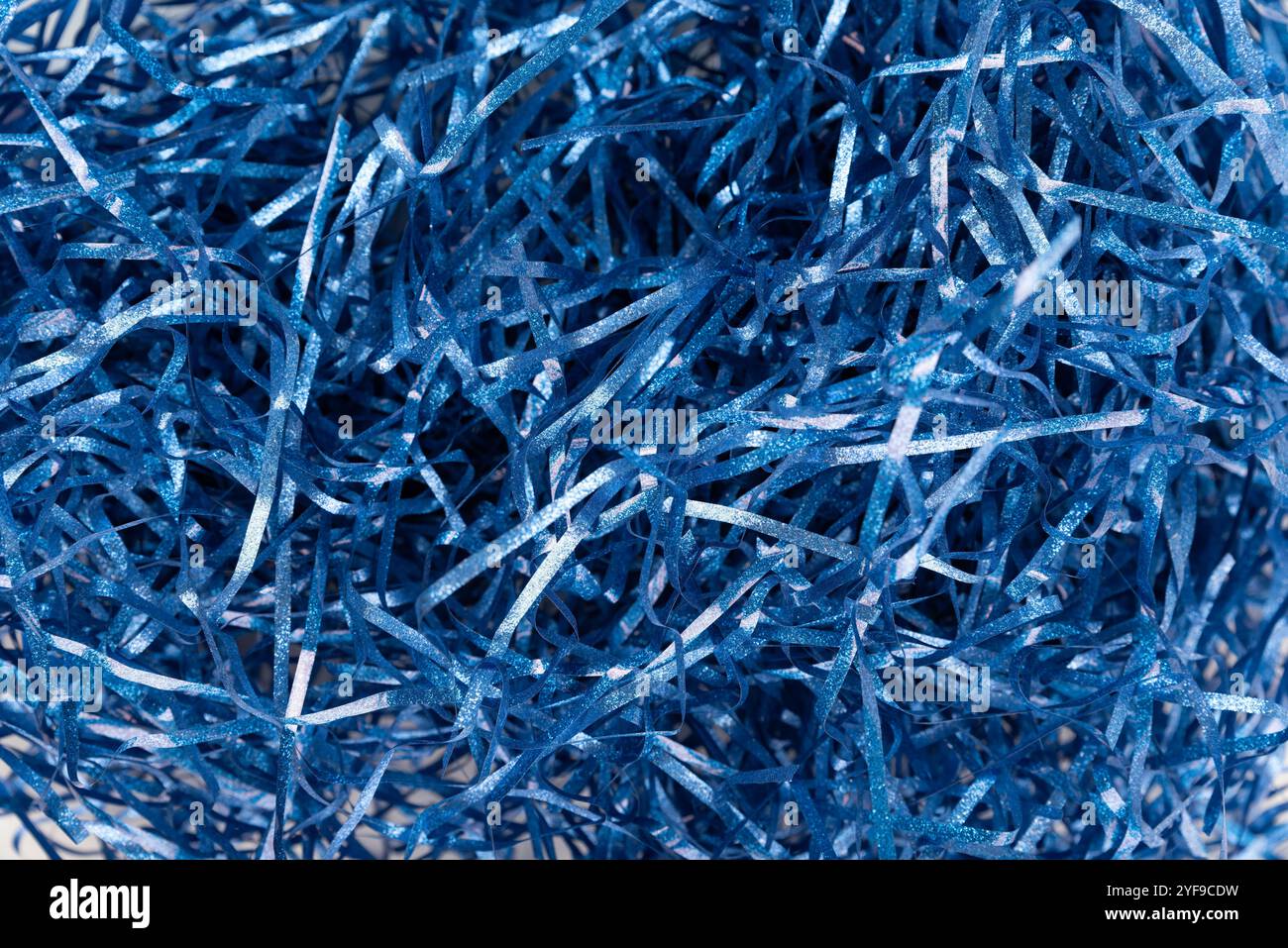 Riempitivo per coriandoli in scatola su sfondo bianco Foto Stock