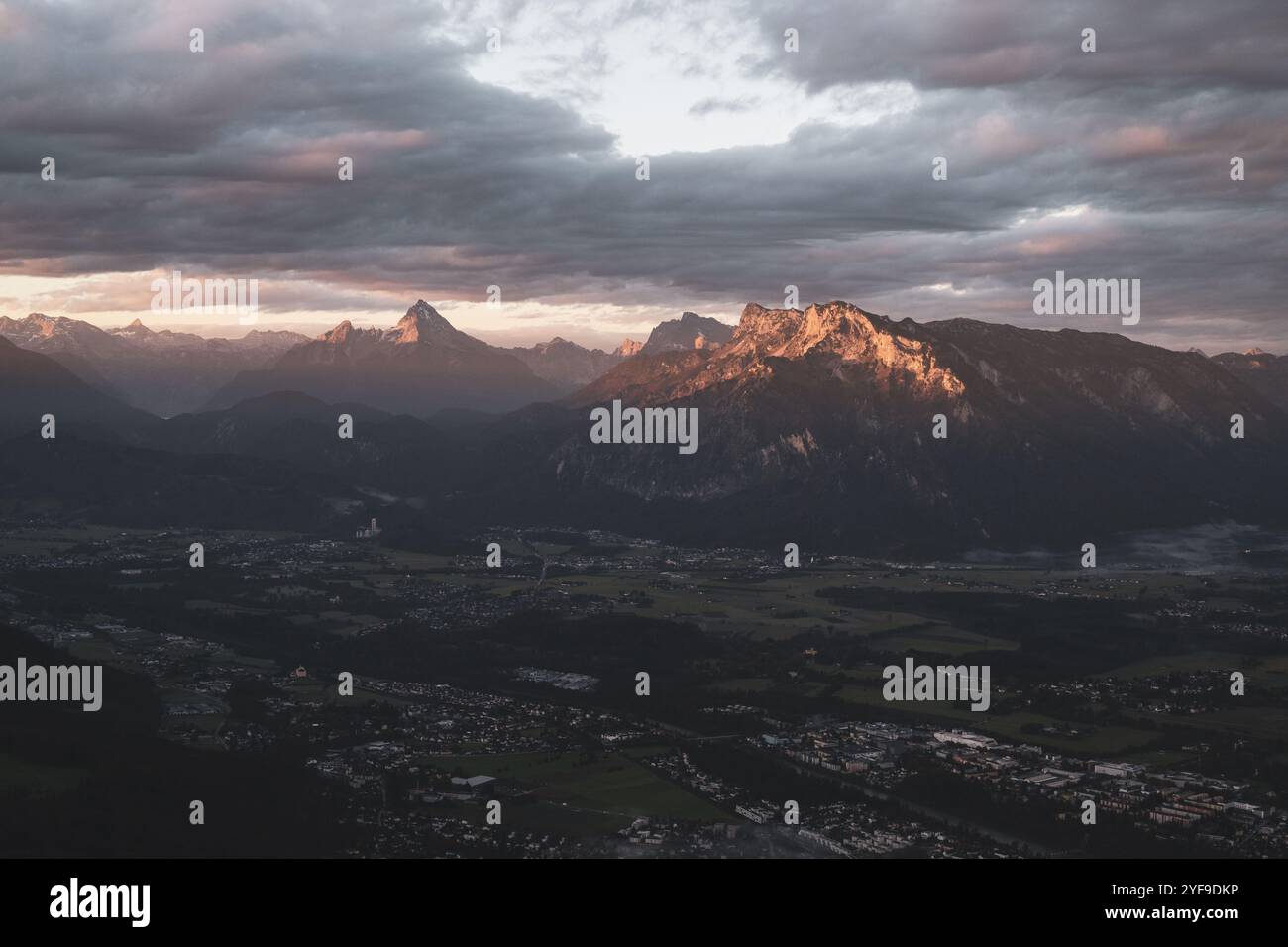 AM Gipfel des Gaisberges zu Sonnenaufgang mit Blick auf die umliegende Berglandschaft und die Stadt Salzburg mit Nebelschwaden im herbst AM 22.10.2024. // in cima al Gaisberg all'alba, con vista sul paesaggio montano circostante e sulla città di Salisburgo con ciuffi di nebbia in autunno il 22 ottobre 2024. - 20241022 PD22154 credito: APA-PictureDesk/Alamy Live News Foto Stock