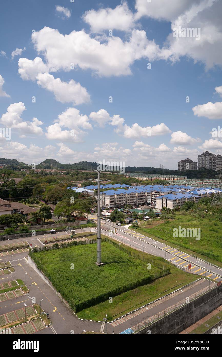 BANDAR SRI DAMANSARA, MALESIA - 12 MARZO 2023: Vista dall'ibis Styles Kuala Lumpur Sri Damansara di giorno. Foto Stock