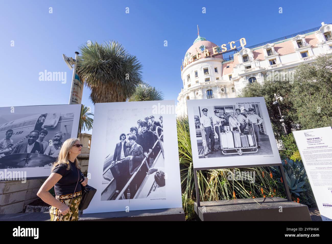 pic Shows: Mostra di fotografie del periodo d'oro della Costa Azzurra sul lungomare di Nizza 4.11.24 con lo sfondo del famoso hotel le Negresco Foto Stock
