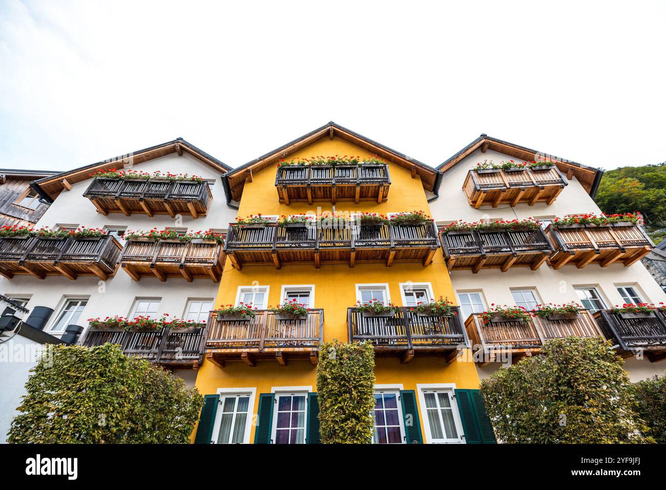 Casa tradizionale in legno alpino, bellezza rustica Foto Stock