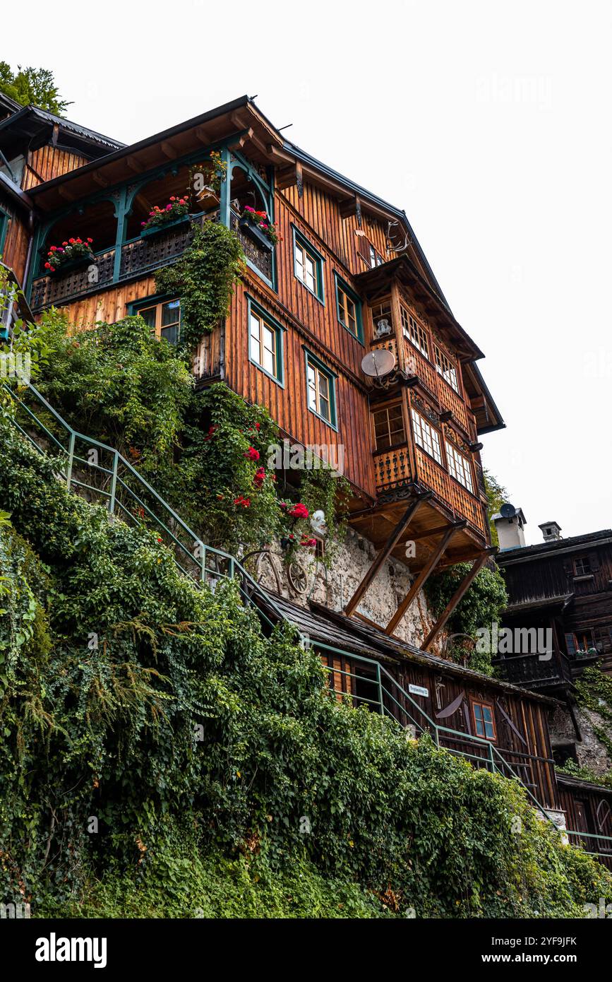 Casa tradizionale in legno alpino, bellezza rustica Foto Stock