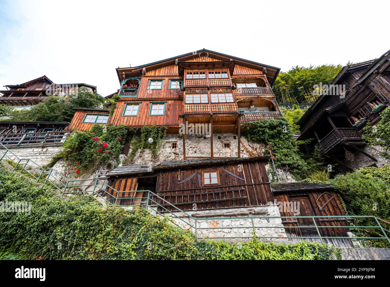 Casa tradizionale in legno alpino, bellezza rustica Foto Stock