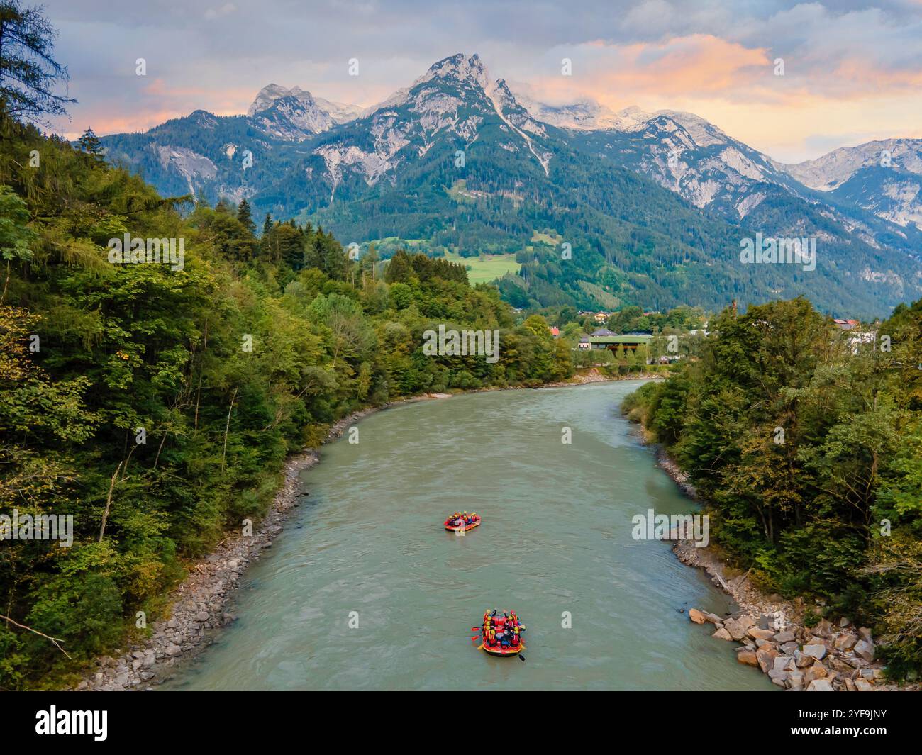 Avventuroso rafting sulle Alpi austriache partecipa all'emozionante Journey on the Rapids with Boats and Brave Souls Foto Stock