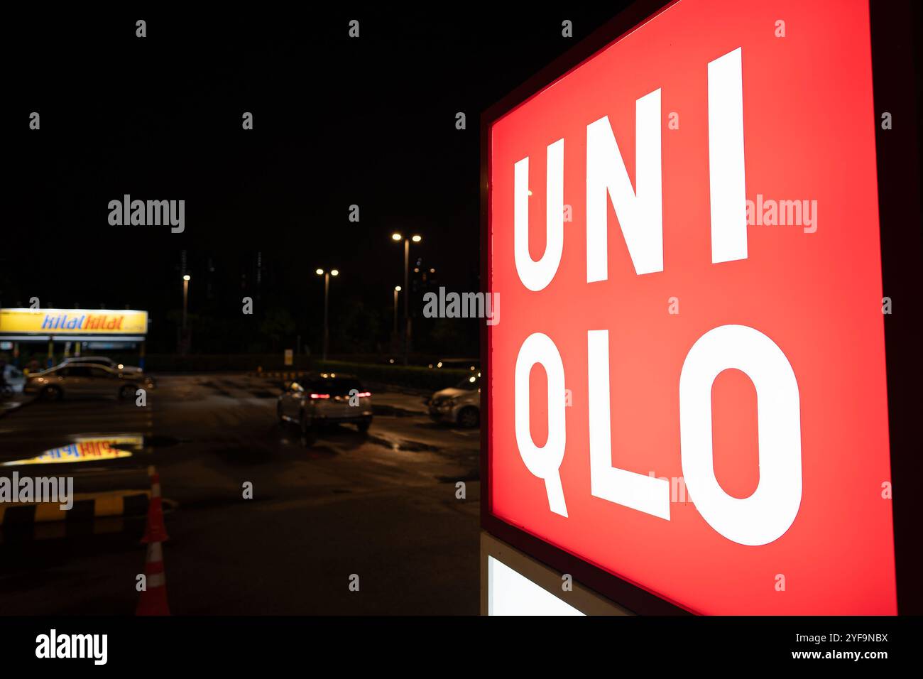 KUALA LUMPUR, MALESIA - 15 MARZO 2023: Primo piano del cartello Uniqlo visto a Kuala Lumpur di notte. Foto Stock