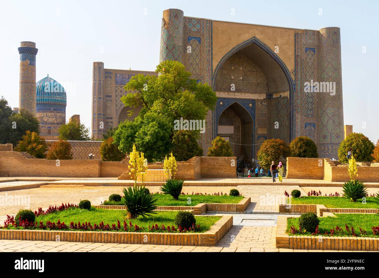 La Moschea di Bibi-Khanym è uno dei monumenti più importanti di Samarcanda, Uzbekistan. Costruito durante il periodo rinascimentale timuride 1399-1405. Foto Stock