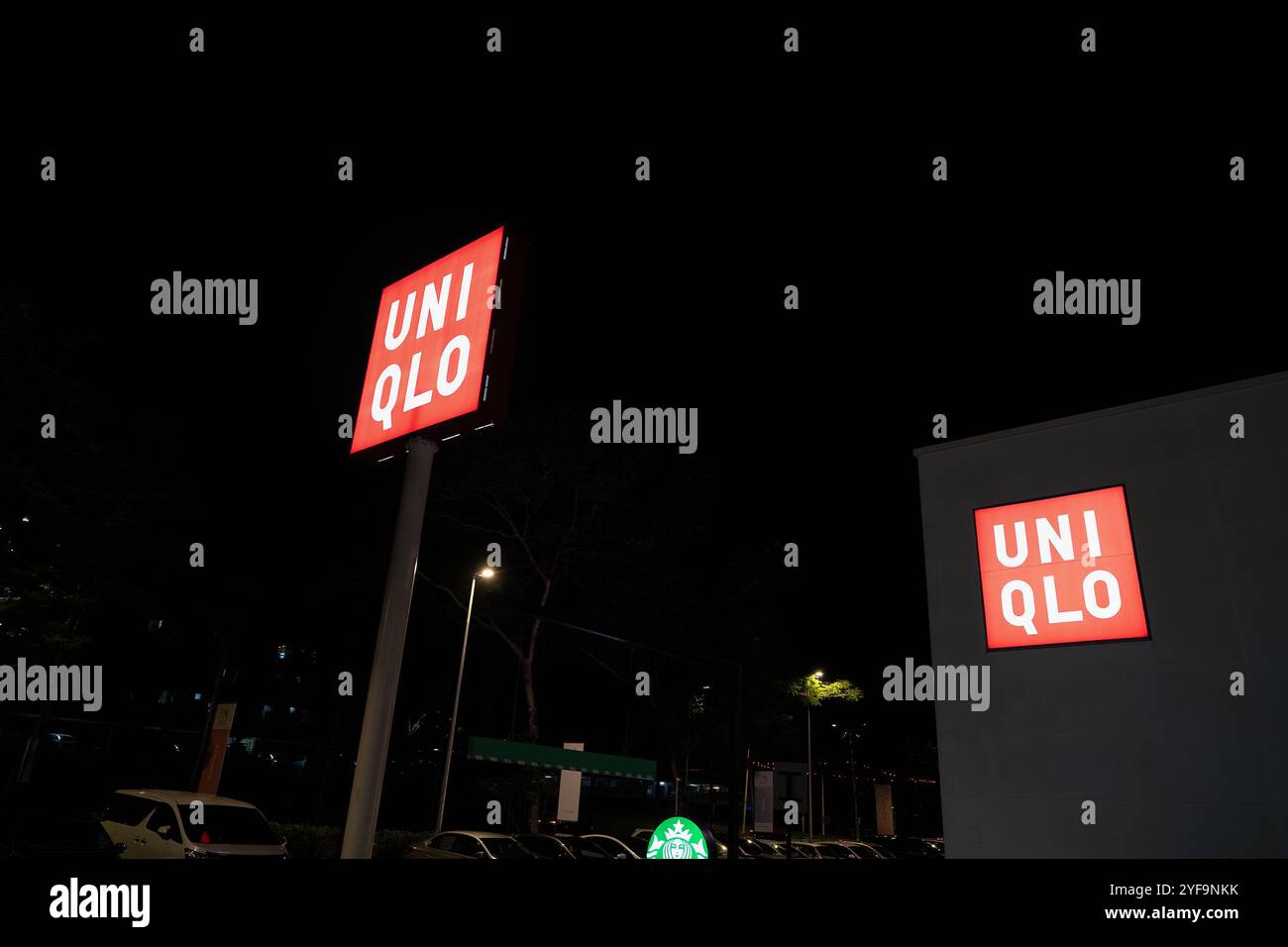 KUALA LUMPUR, MALESIA - 15 MARZO 2023: Insegna Uniqlo vista a Kuala Lumpur di notte. Foto Stock