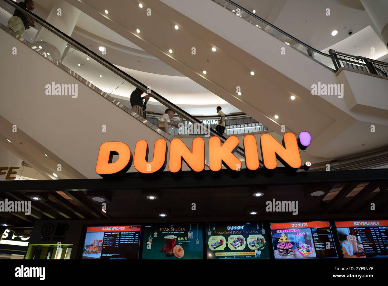 KUALA LUMPUR, MALESIA - 23 MARZO 2023: Dunkin' Donuts al centro commerciale Suria KLCC di Kuala Lumpur. Foto Stock