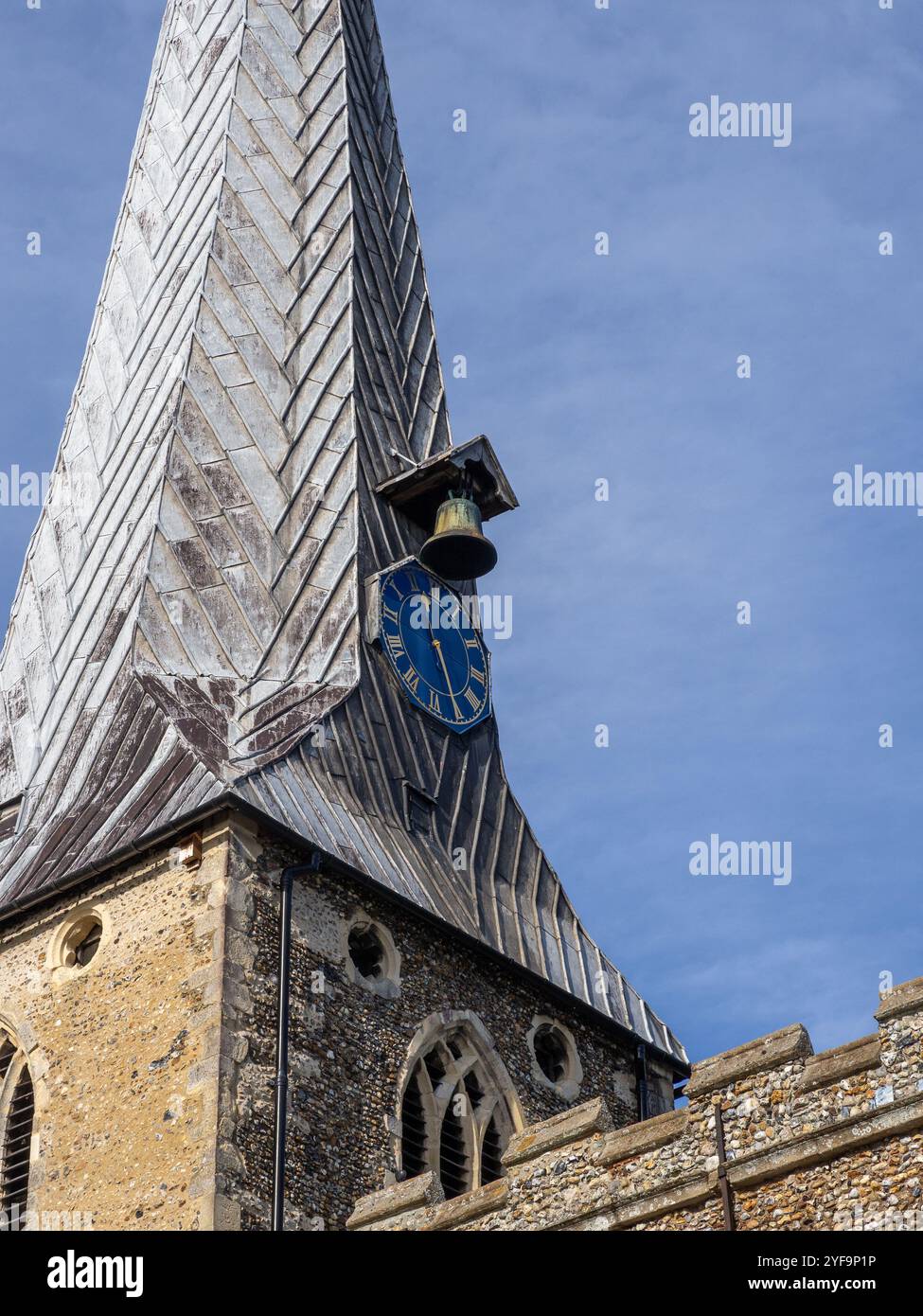 Chiesa guglia con orologio e campana, quest'ultimo si ritiene essere il XIII secolo, St Marys, Hadleigh, Suffolk, Regno Unito Foto Stock