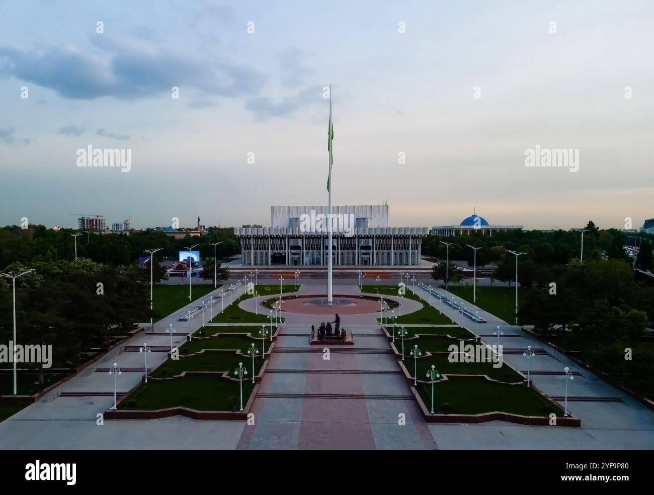 Vista aerea del Palazzo della bandiera nazionale e dell'amicizia dei popoli nella piazza Bunyodkor nella città di Tashkent, Uzbekistan Foto Stock